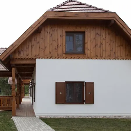 ゲストハウス Csodaszarvas Panzio Es Tajpark