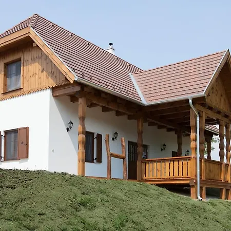 ゲストハウス Csodaszarvas Panzio Es Tajpark