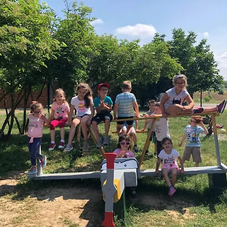 ゲストハウス Csodaszarvas Panzio Es Tajpark